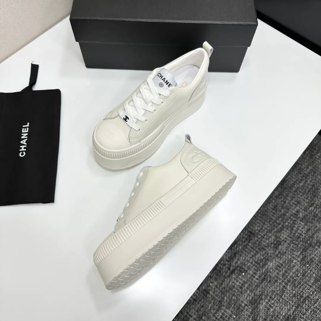 👟👟Ex-factory price 560👟👟Chanel Panda Shoes! 2025 counter's top casual sports shoes. This classic design; the upper is electro-embroidered with a variety of techniques; the outsole is fashionable and sporty; the unusual inclusion of a variety of color matching elements... The diversified mix and match is very good-looking and versatile, and can be used for leisure, fashion, sports, and outdoor... ꫛꫀꪝ Go➫ Materials: ❶Upper made of: original imported first-layer silk cowhide + original waterproof cloth + original first-layer cowhide ❷Inner lining: Breathable mesh ❸ Outsole based on: original TPU combination outsole, full set of boutique packaging for women 35–41